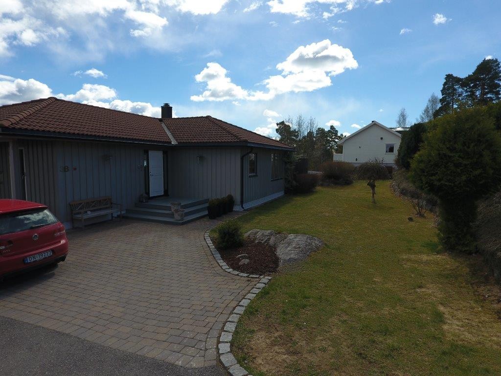 Pent opparbeidet hage og stenlagt gårdsplass Galleribilde