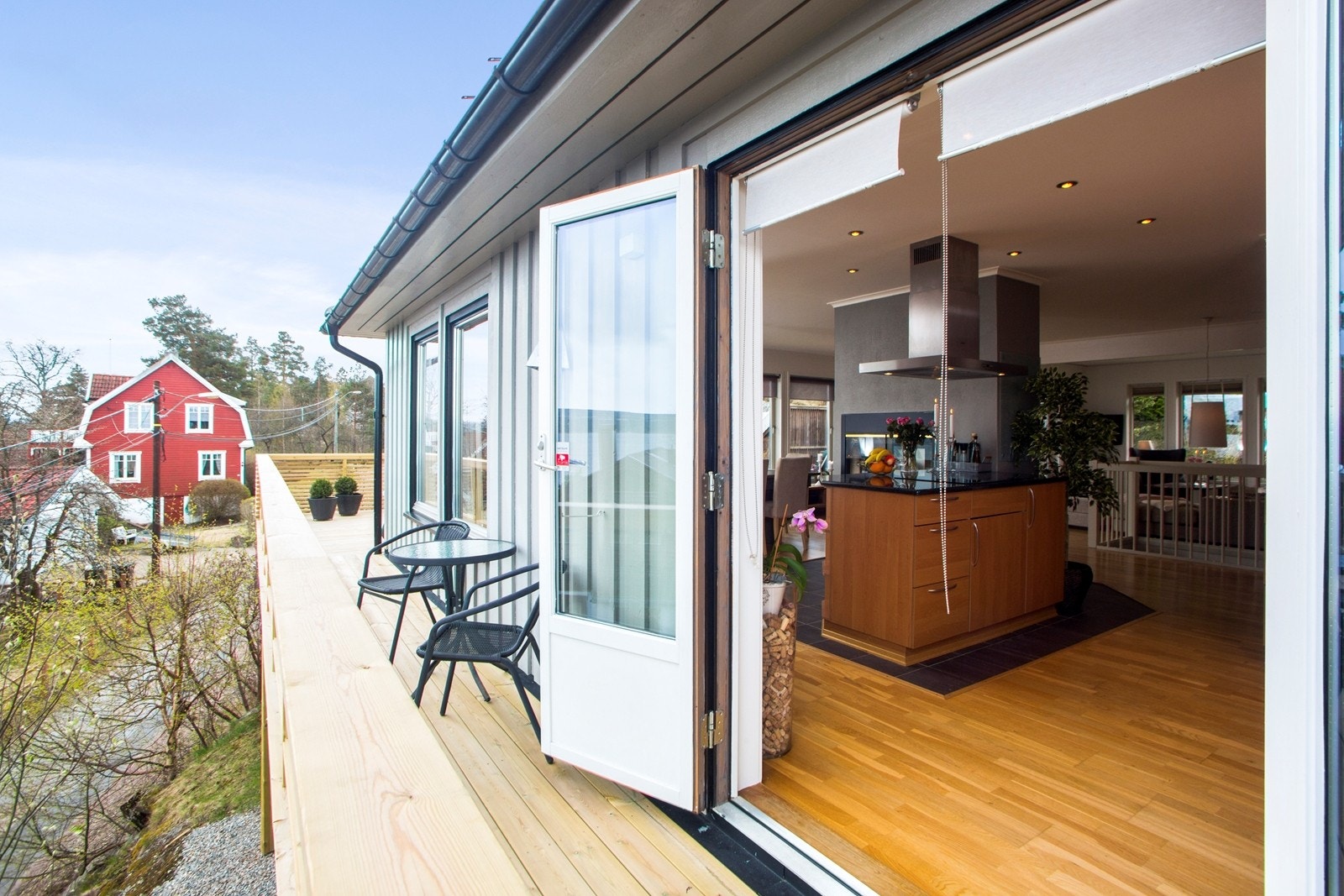 Terrasse med morgensol - adkomst fra kjøkkenet Galleribilde