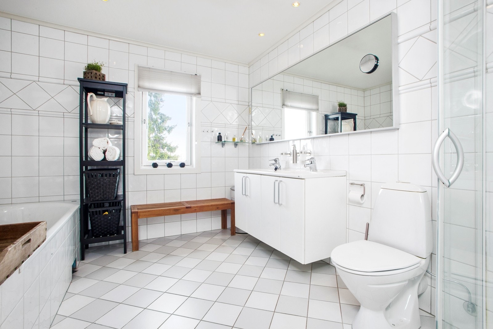 Flislagt bad med badekar og dusjhjørne - 2.etg Galleribilde