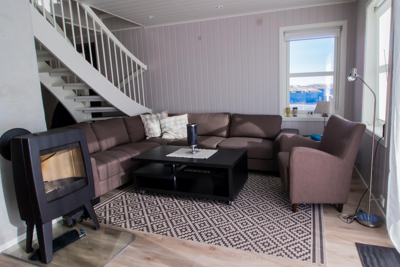 Trivelig sofakrok i første etasje (rorbu 1) Galleribilde