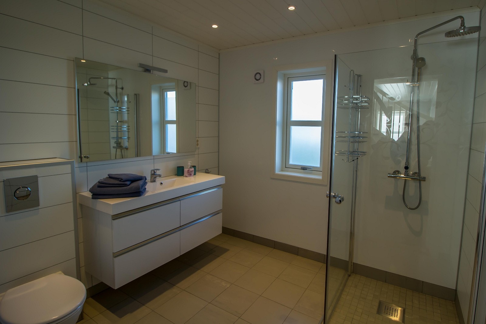 Store bad i første etg. med dusj og WC (rorbu 1) Galleribilde