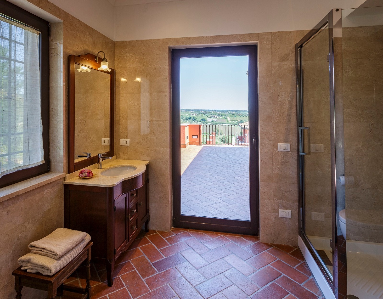 En suite bad - soverom Pine Galleribilde