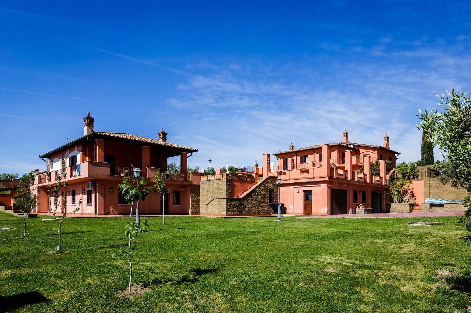 Eiendommen sett fra nedre plen. Annekset til venstre, hovedhuset til høyre. Galleribilde