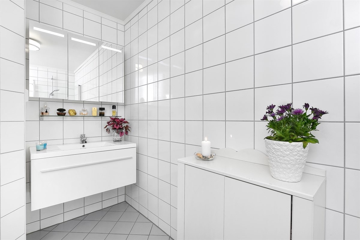 Videre har badet et veggmontert toalett, bidé og dusjhjørne med plassbesparende, innfellbare glassdører. Galleribilde
