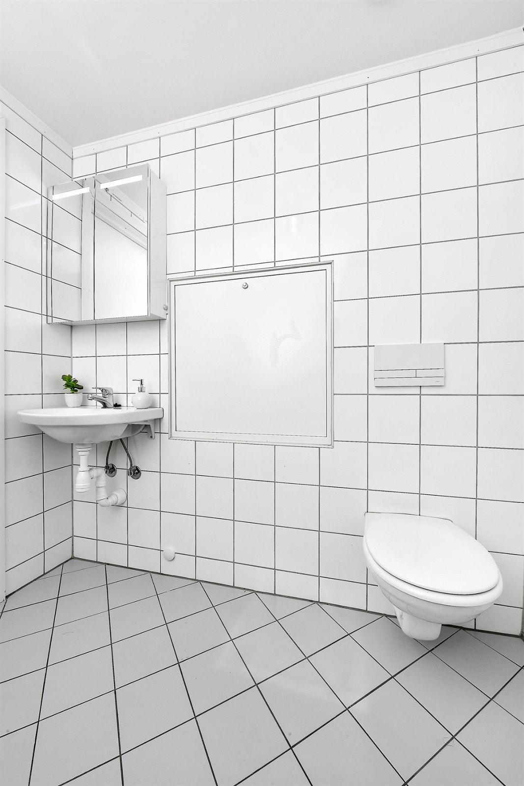 Videre har rommet skyllekar av stål, frittstående toalett, enkel servant og speilskap i overkant med integrert belysning. Det er mulighet for å sette in dusj/badekar på dette badet. Galleribilde