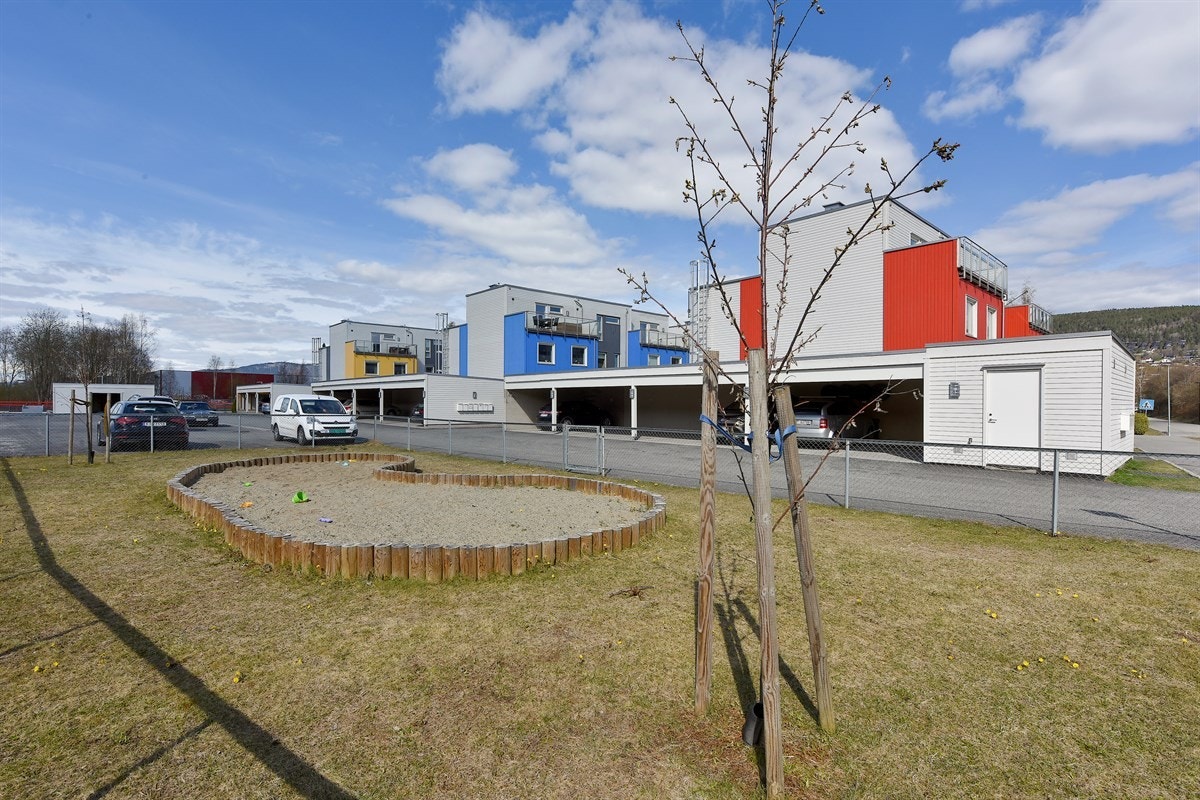 Fellesområdet er pent opparbeidet med plen. Galleribilde
