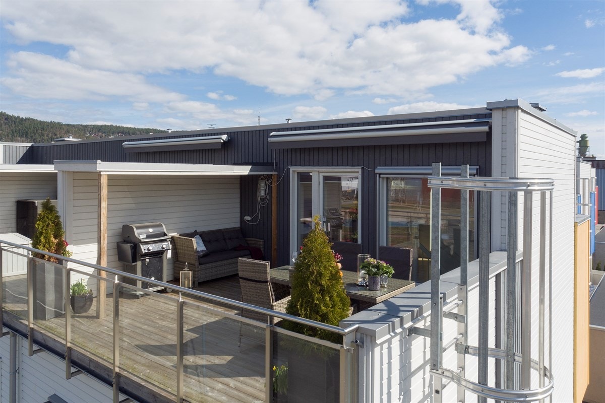 Stuen i tredje etasje har utgang til to flotte takterrasser, en på hver side av boligen, noe som gjør det mulig å nyte solen fra morgen til kveld. Galleribilde