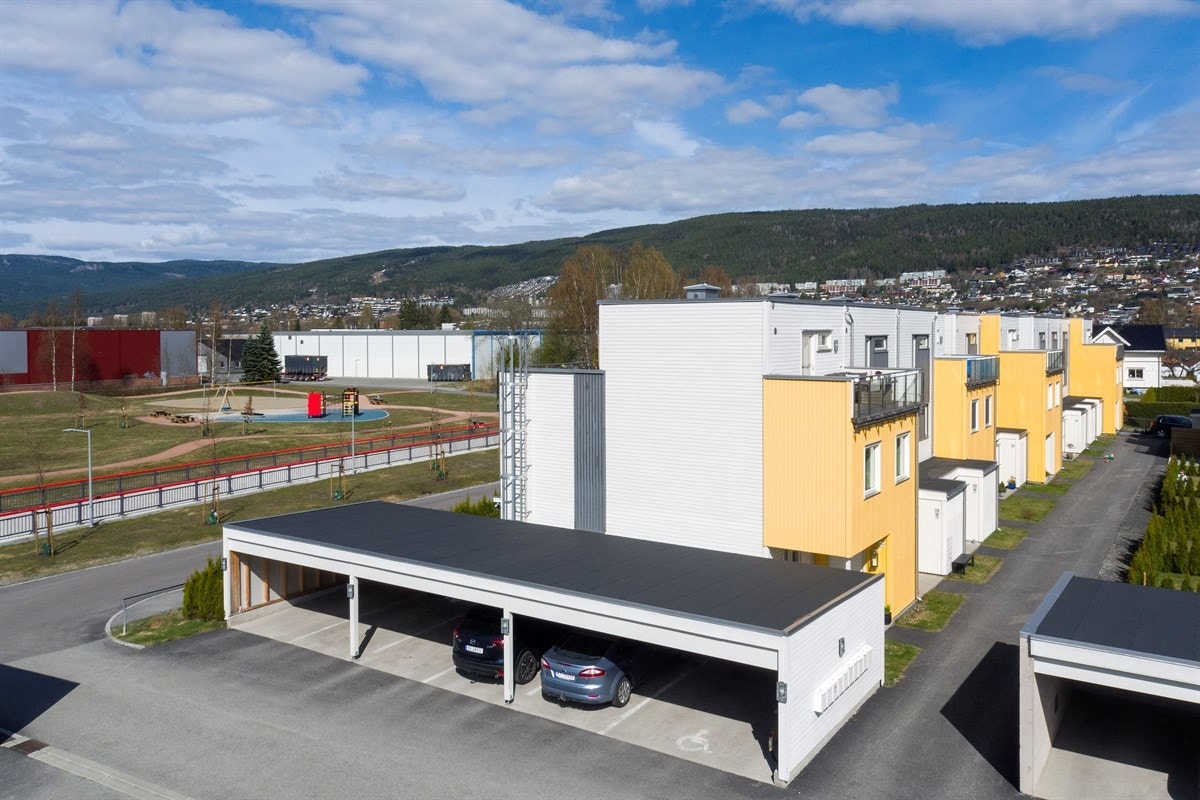 Det er også parkering på felles utendørs parkeringsplass med gjesteparkering. Galleribilde