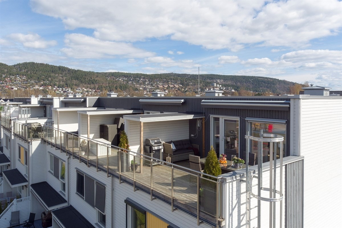 Boligen har 2 takterrasser der en takterrasse er vestvendt. Egen hagedel med markterrasse. Flott utsikt. Gode solforhold. Gangavstand til tog og Gulskogen senter. Galleribilde