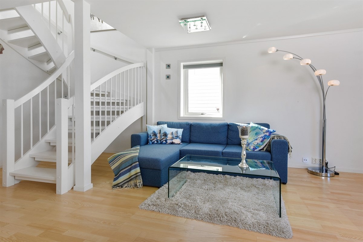 Rekkehuset har en lys og herlig stue beliggende i første etasje med hvitmalte vegger, parkett på gulv og behagelig gulvvarme. Galleribilde