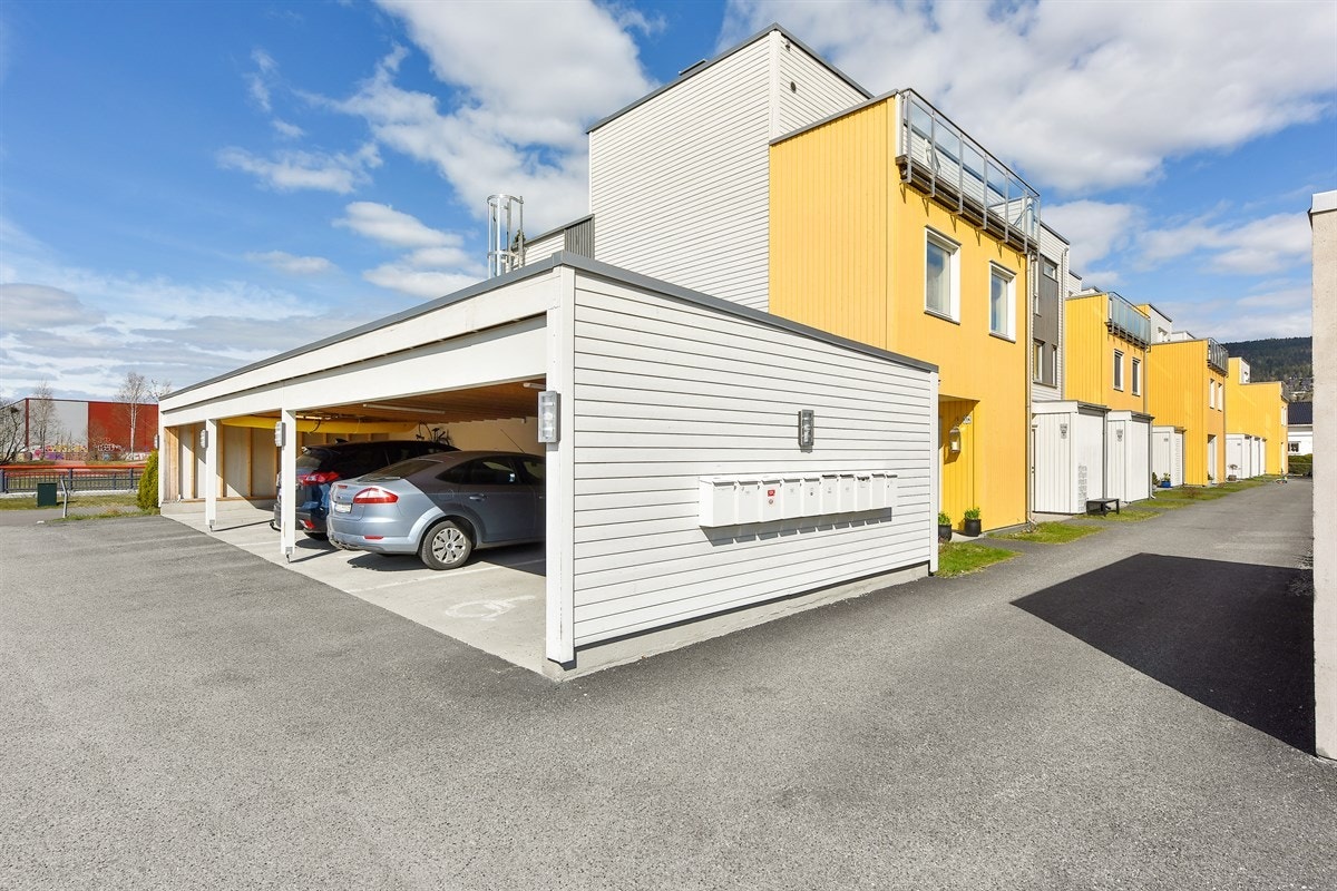 Det er pakrering i carport. Galleribilde