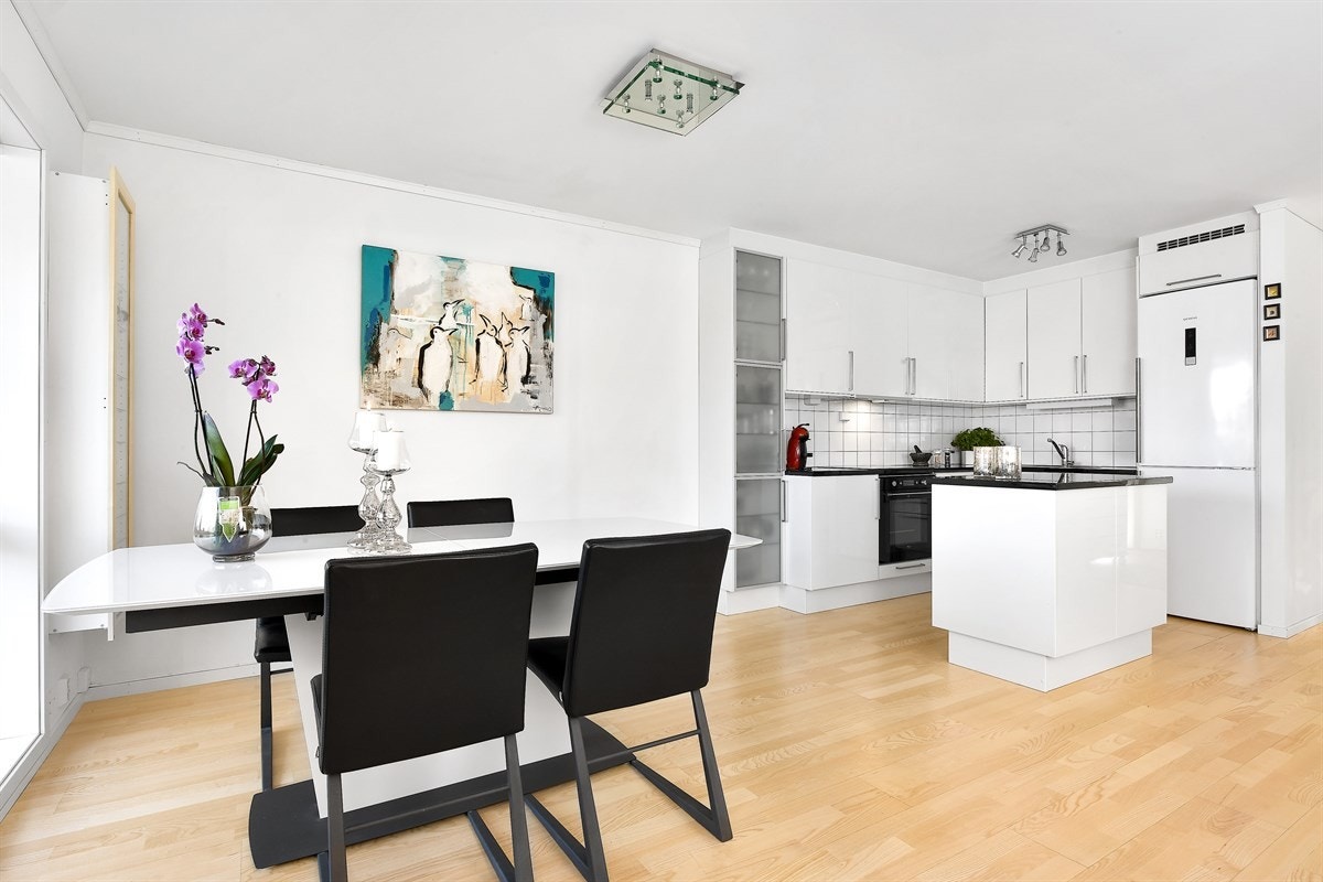Det er god plass for spisebord i tilknyttning til kjøkkenet. Galleribilde