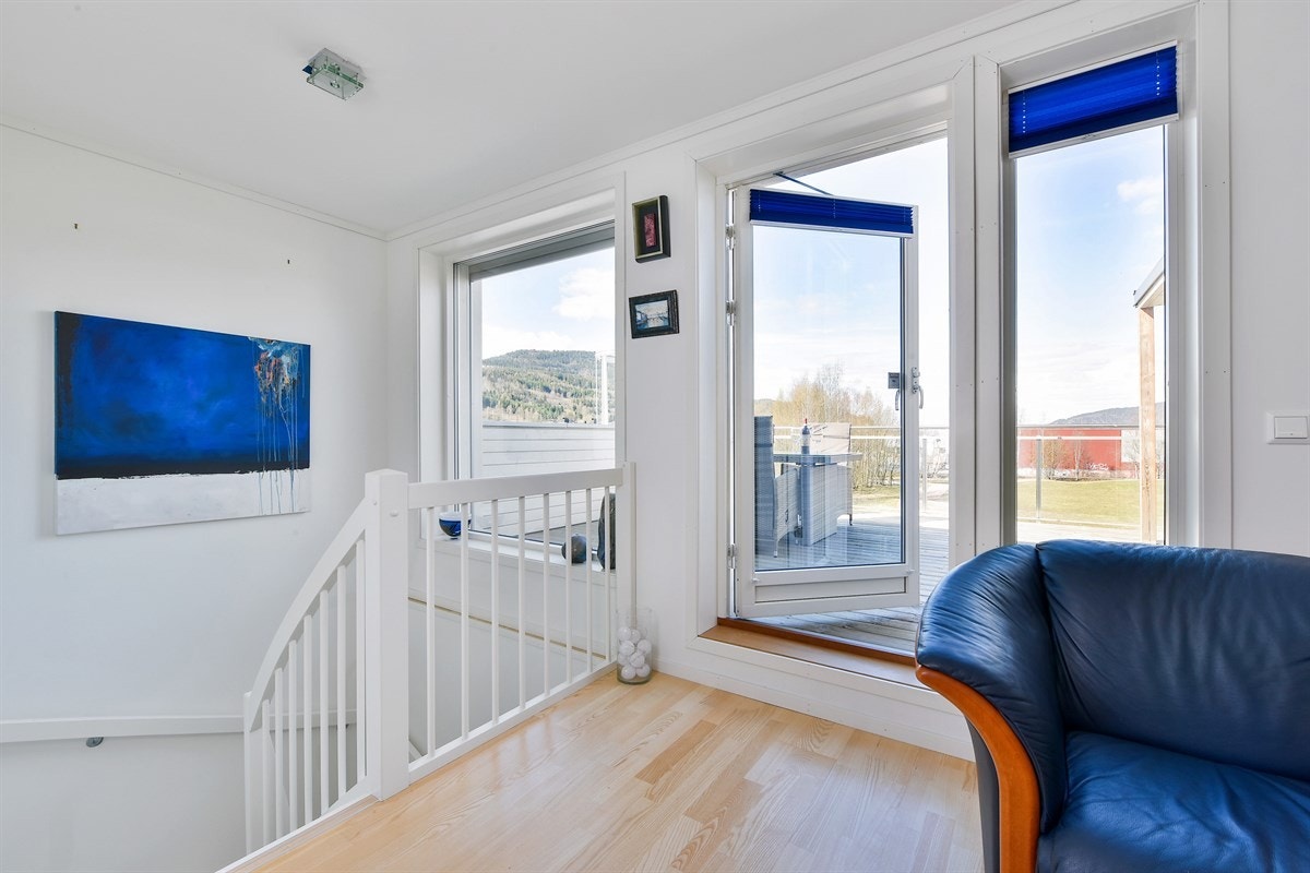 I tredje etasje har boligen en innbydende loftstue med tv-uttak og god plass for møblement, noe som gir ekstra spillerom og privatliv for barnefamilier. Galleribilde