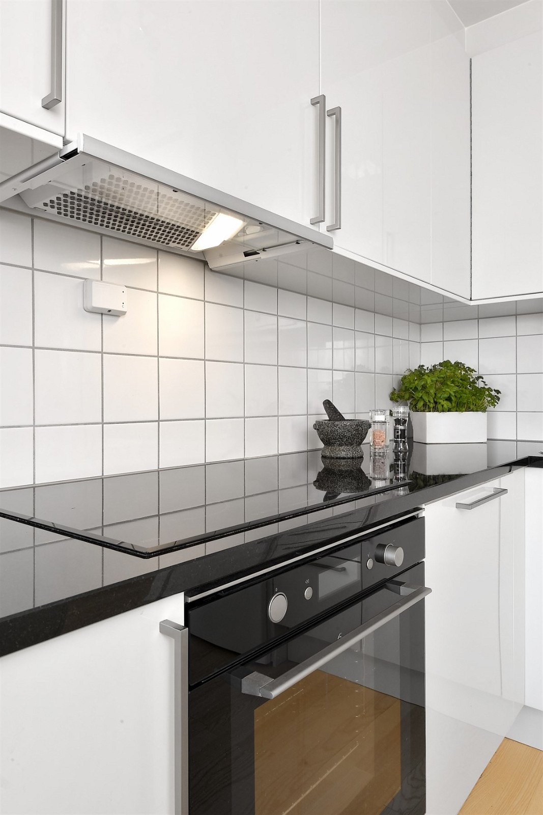 Kjøkkenet er utstyrt med integrert stekeovn, keramisk platetopp, oppvaskmaskin og ventilator. Det er også nisje for kjøleskap. Galleribilde
