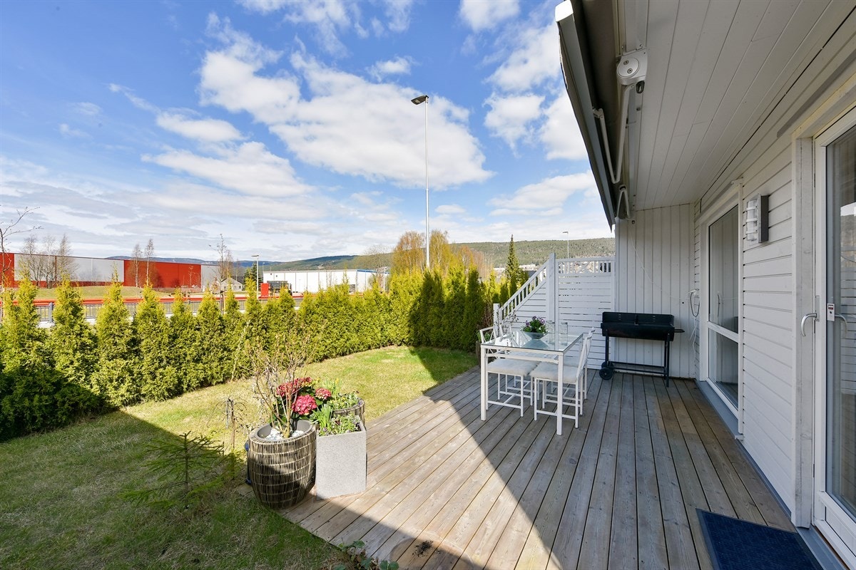 Fra stuen i første etasje er det utgang til en koselig markterrasse med ettermiddagssol og elektrisk markise styrt med fjernkontroll. Galleribilde