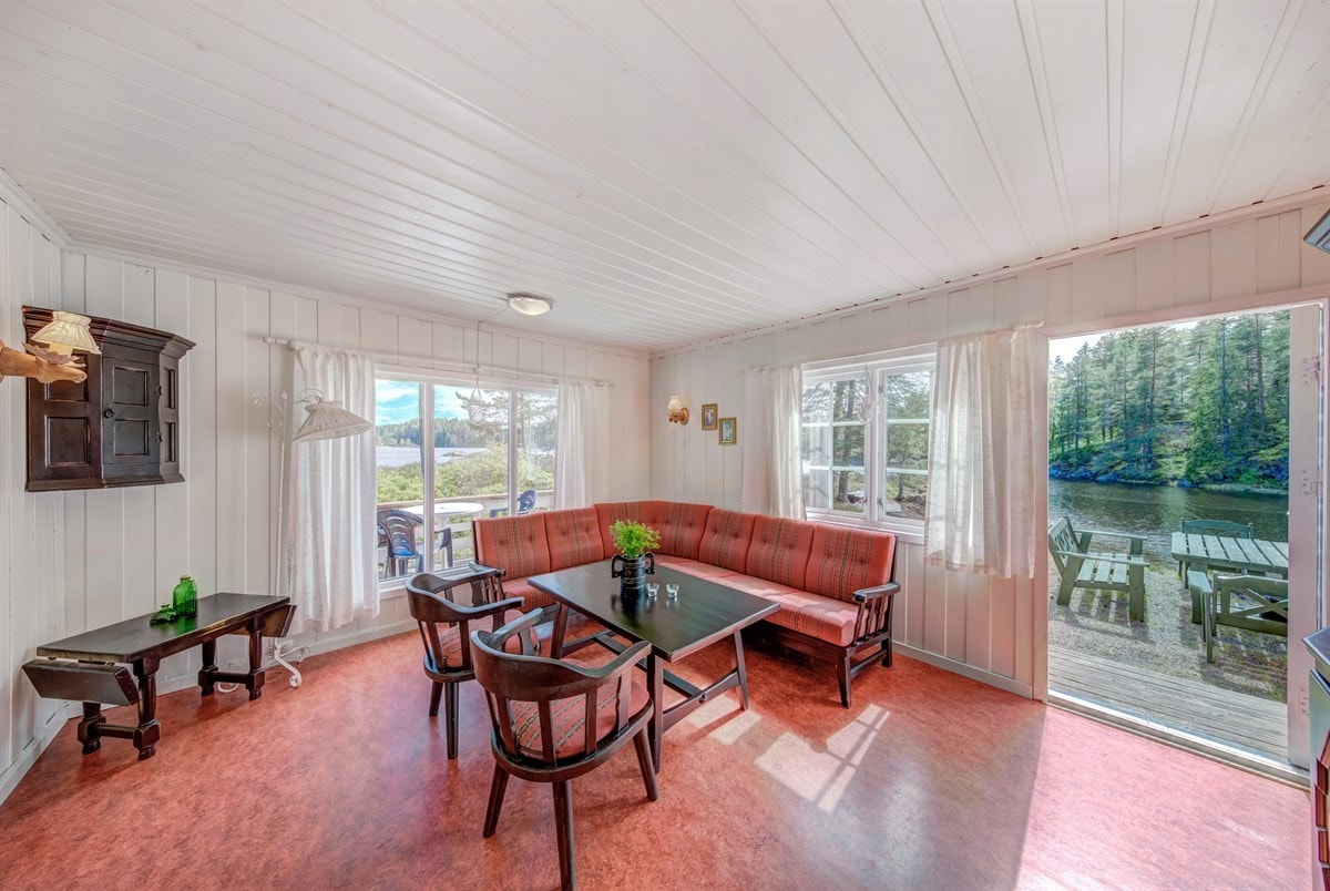 Rett utenfor stuen er det en platting med flott utsikt. Galleribilde