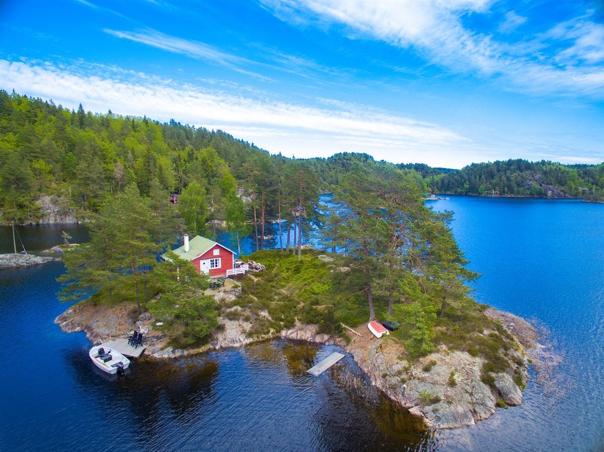 Det er egen brygge på holmen, og fine muligheter for både bading og fiske. Galleribilde