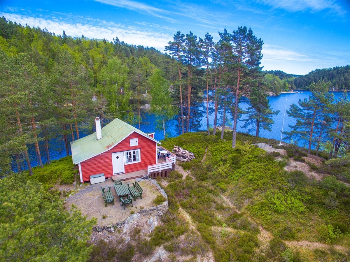 Hytta ligger på en egen holme på ca 1,9 mål Galleribilde