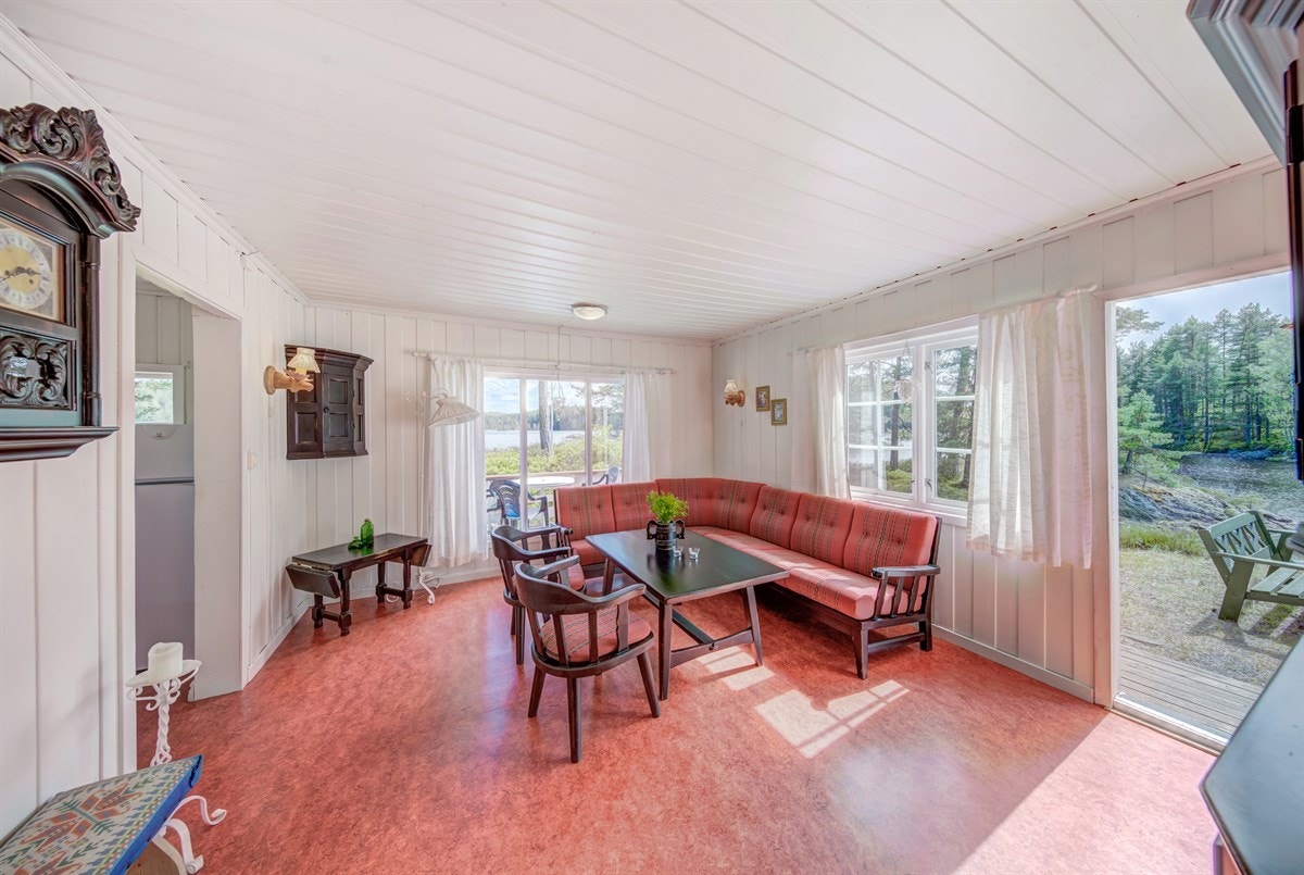 Hyggelig stue med lysmalte vegger og himling. Galleribilde