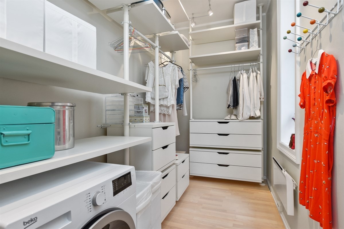 Stort walk-in-closet med vindu som også kan benyttes som barnerom eller kontor Galleribilde