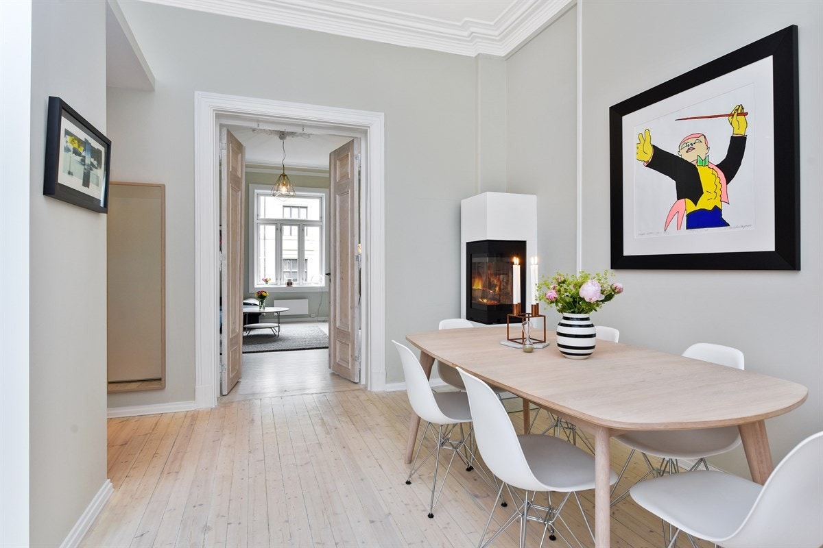 Separat kjøkken med god plass til spisestue/ spisebord og peis fra 2016 Galleribilde
