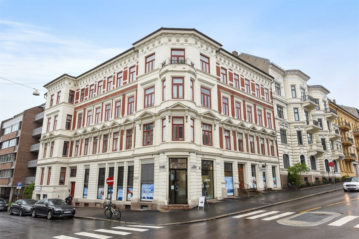 Fasade - Leiligheten vender ut mot en rolig enveiskjørt gate Galleribilde