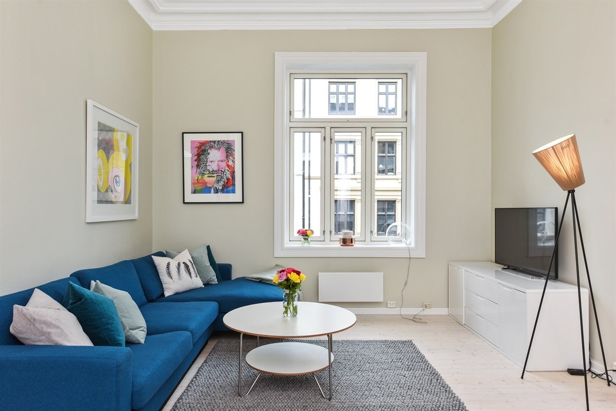 Stor og lys stue med lekker peis fra 2016 Galleribilde