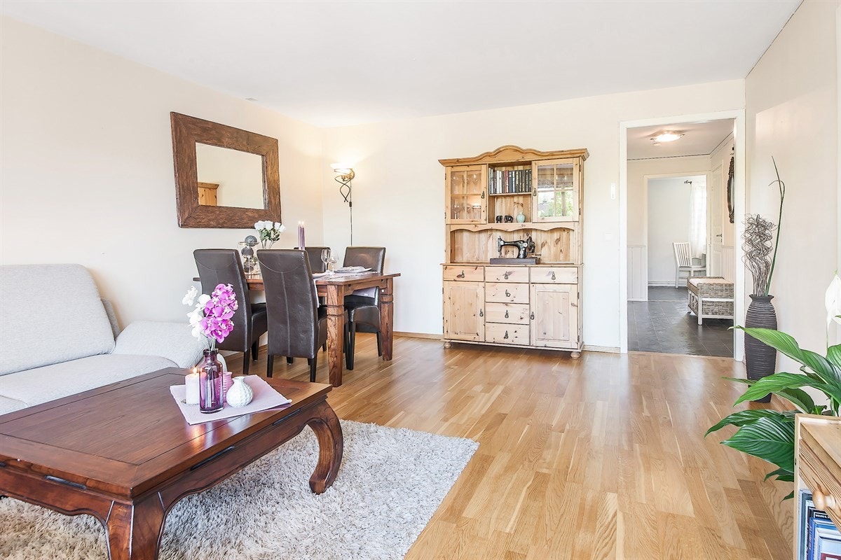 Rommet har blant annet parkett på gulv, lysmalte vegger og gode vindusflater som supplerer bra med naturlig lys Galleribilde