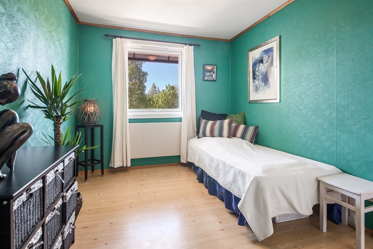 Soverom vendt mot sør med plass til garderobeskap Galleribilde