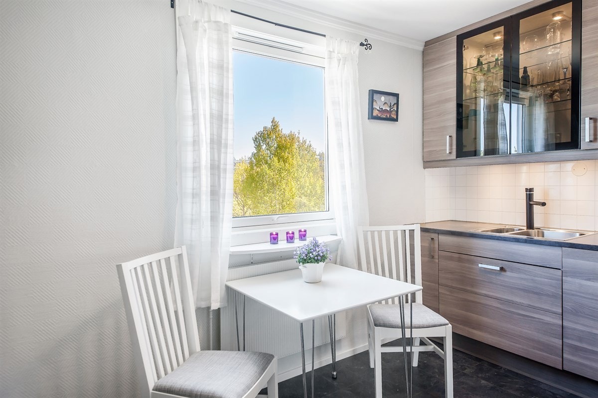 Kjøkkenet er romslig og trivelig, og innehar tidsmessig, takhøy innredning med god benke- og lagringsplass Galleribilde