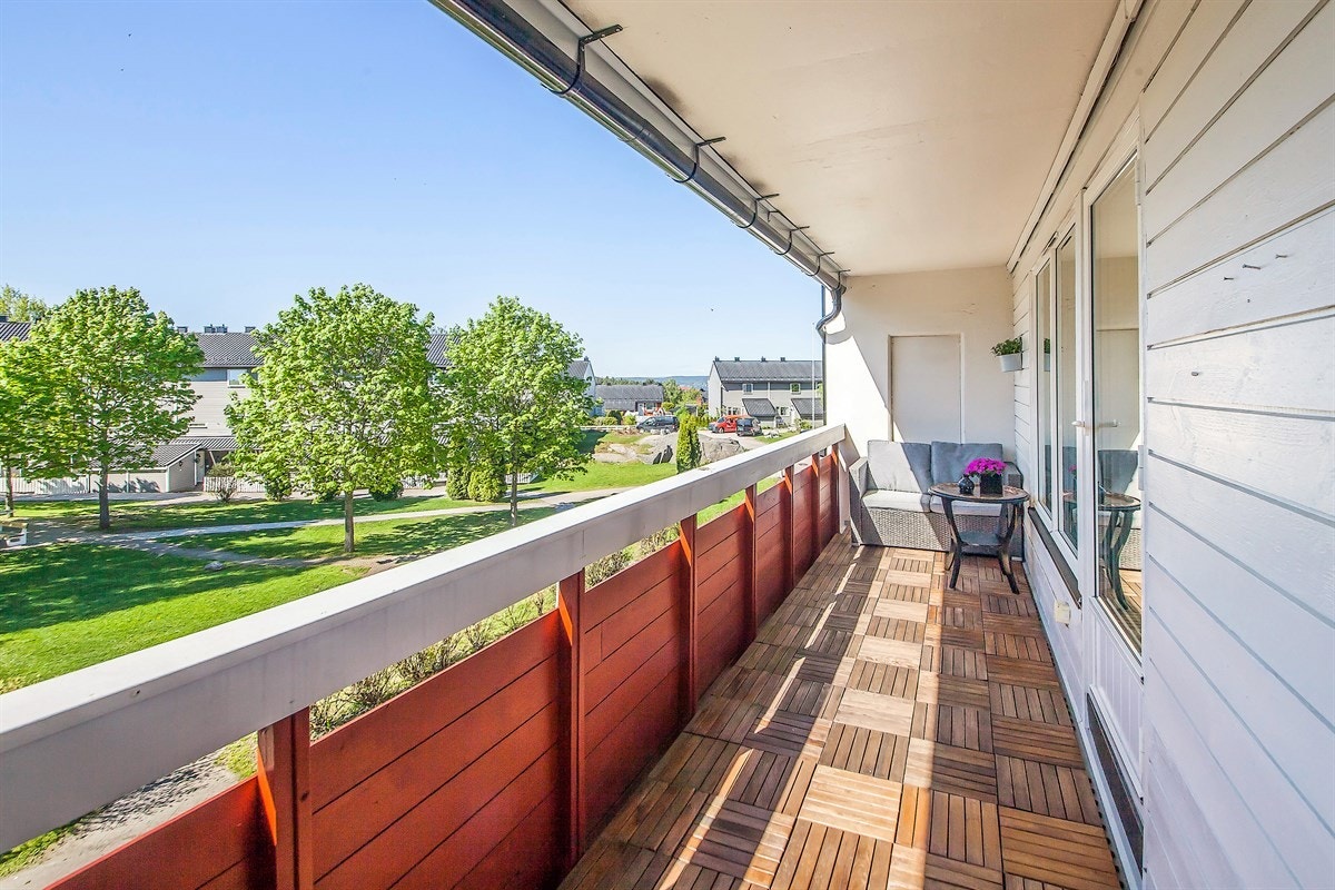 Fra stuen er det adkomst til en sørvendt balkong på ca. 10 kvm, hvor man kan nyte meget gode solforhold. Balkongen er godt skjermet med tak og vegger, og har god plass for koselig sittegruppe Galleribilde