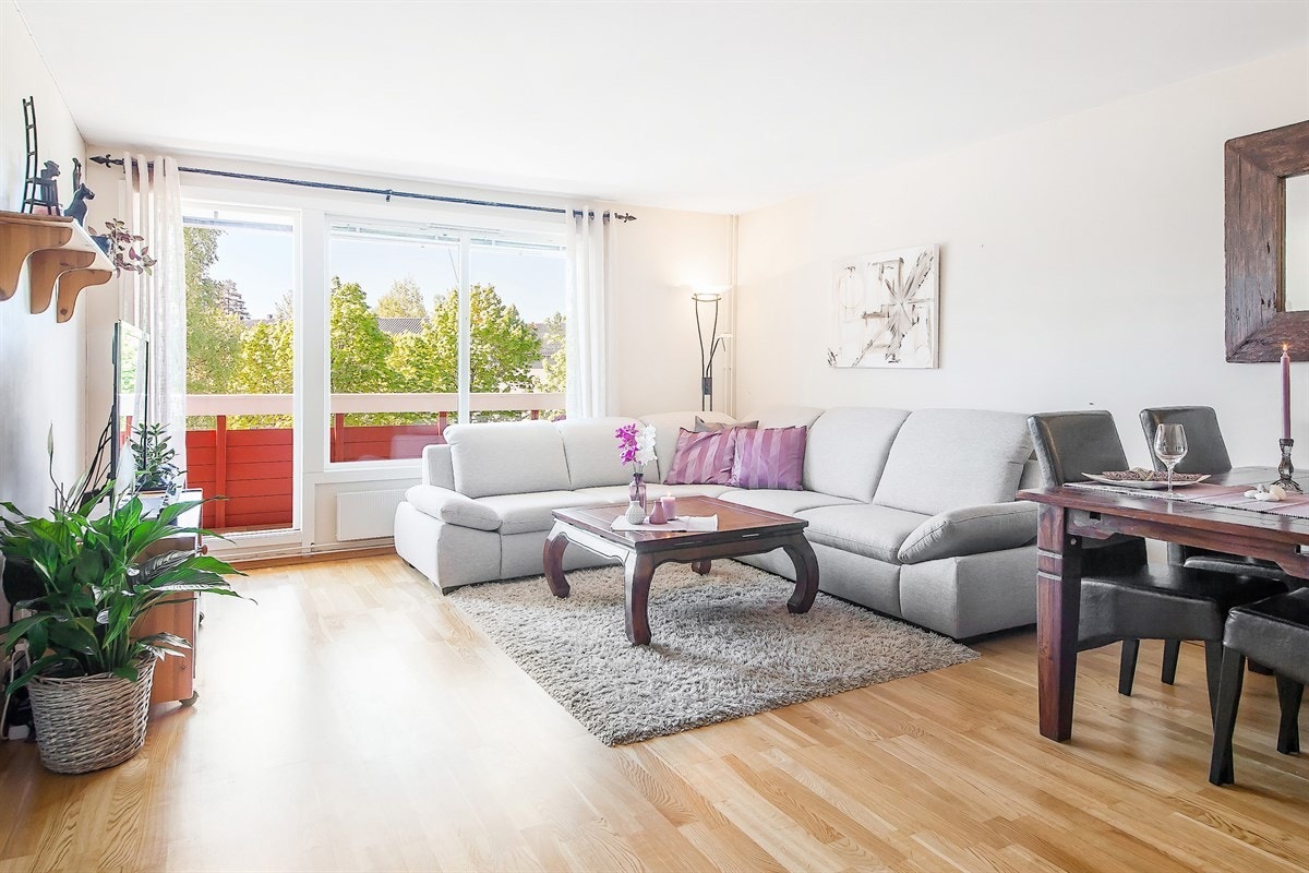 Leiligheten har en lys og tiltalende stue hvor det er god plass for sofaløsning med tilhørende møblement og spisebord Galleribilde