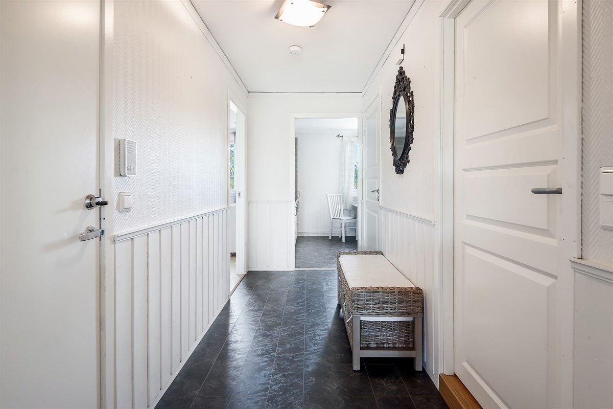 Boligen har en lys og innbydende entré som gir et godt førsteinntrykk av leiligheten Galleribilde