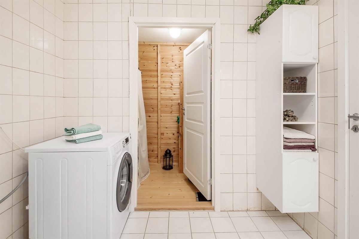 Rommet har også opplegg for vaskemaskin og adkomst til bod Galleribilde
