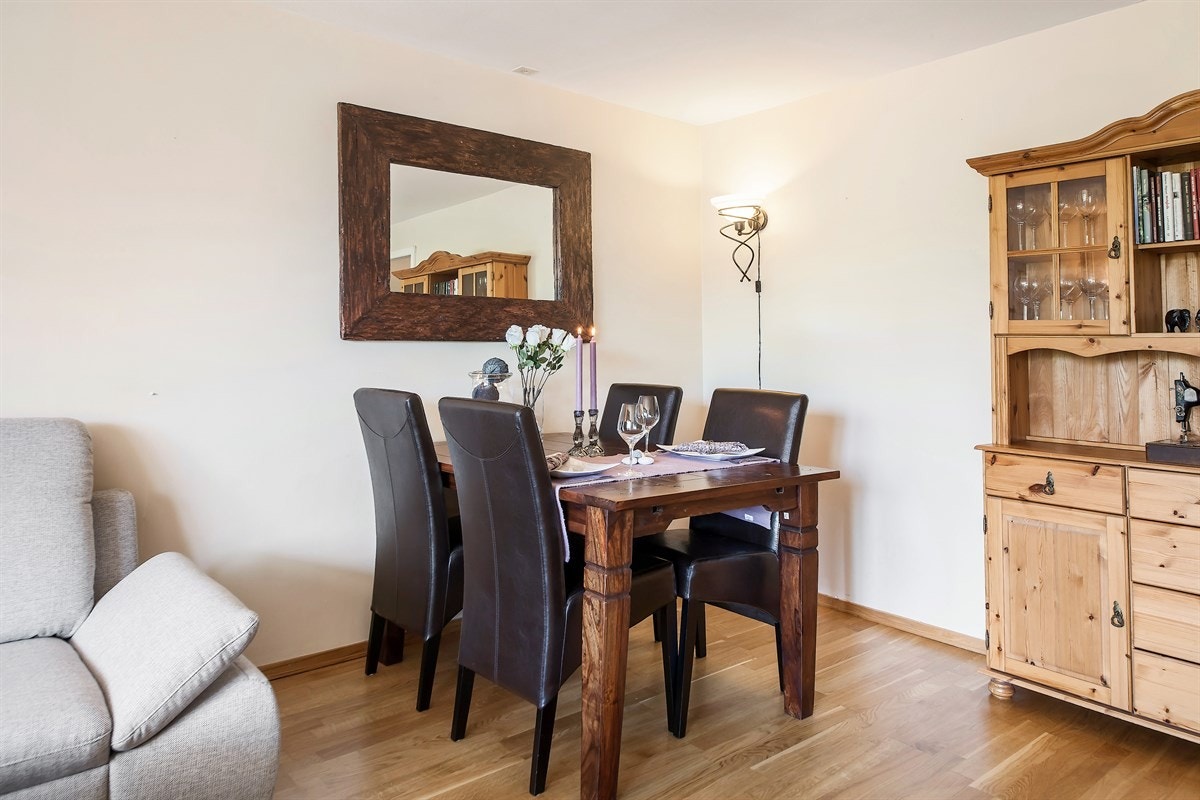 God plass til spisegruppe i stuen Galleribilde