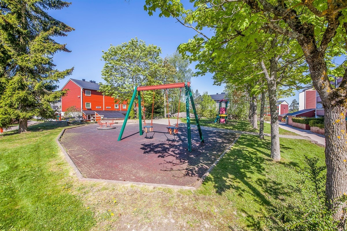 Tomten er opparbeidet med bl.a. plenarealer, lekeplasser, trær, prydbusker, annen beplantning og bilfri interne veier Galleribilde