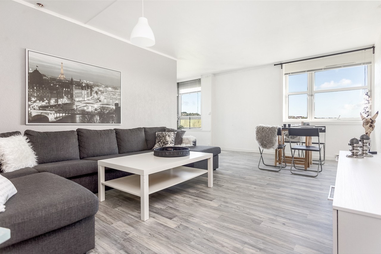 Velkommen til 5. etasje i Storflata 3. Her har du nå muligheten til å sikre deg en flott 2-roms leilighet i et veldrevet borettslag Galleribilde