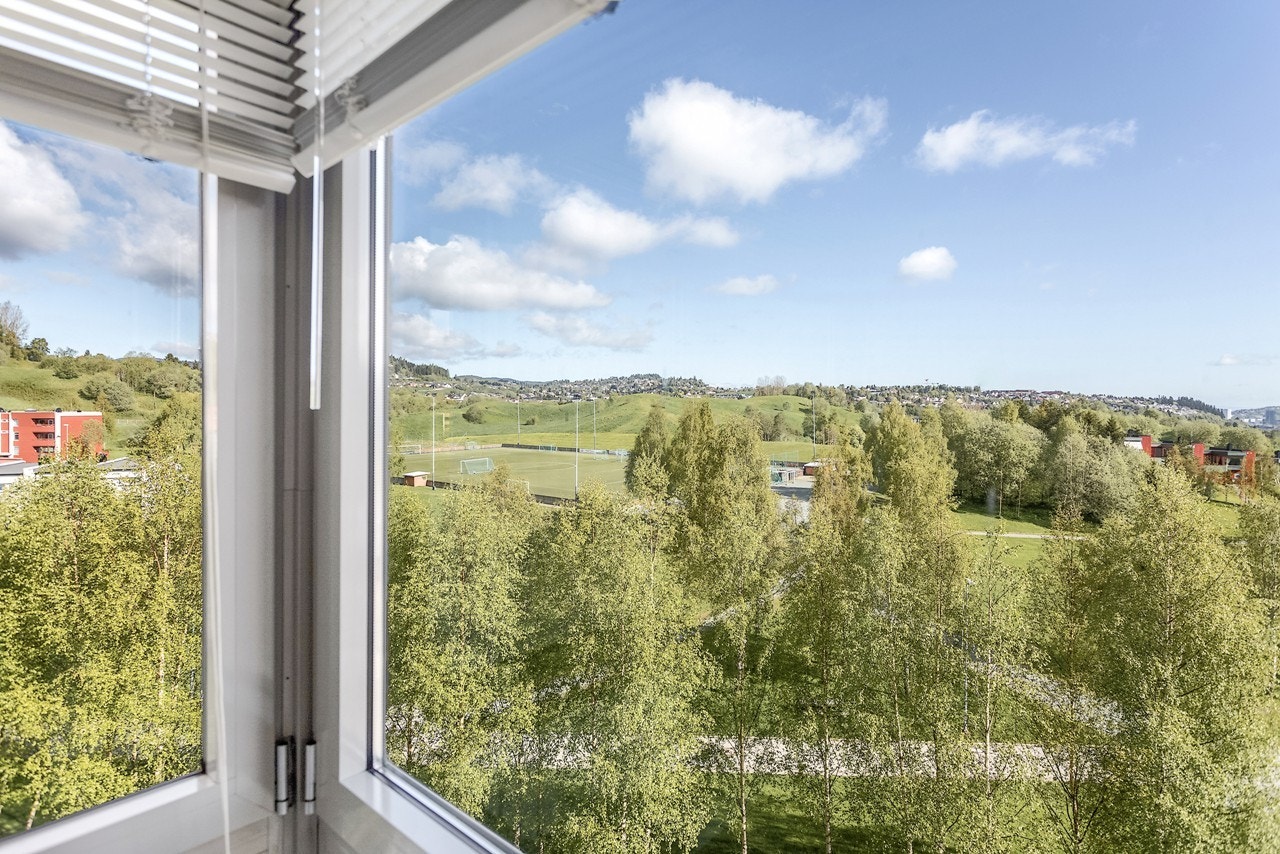 Leilighetens beliggenhet er ligger helt usjenert, og med fantastisk utsikt utover flott grøntareal og idrettsanlegg Galleribilde