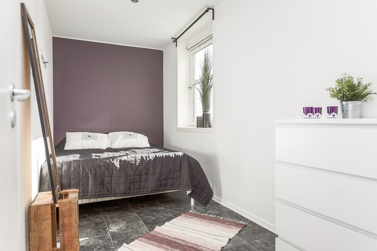 På soverommet har du plass til stor seng, og langs den ene veggen på soverommet har du god plass til en garderobeløsning om ønskelig Galleribilde