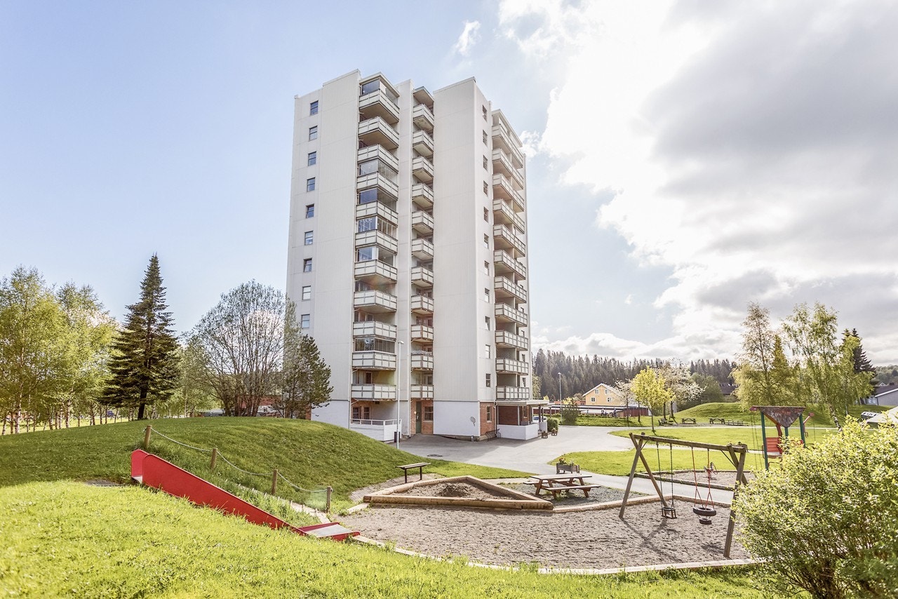 Uteområdene i borettslaget fremstår som velholdt og pent opparbeidet Galleribilde