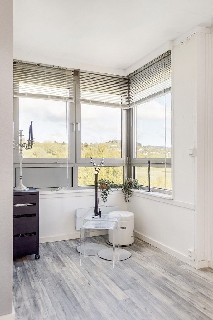 Praktisk forlengelse av stuen som fungerer perfekt som kontor. Legg merke til utsikten gjennom vinduene! Galleribilde