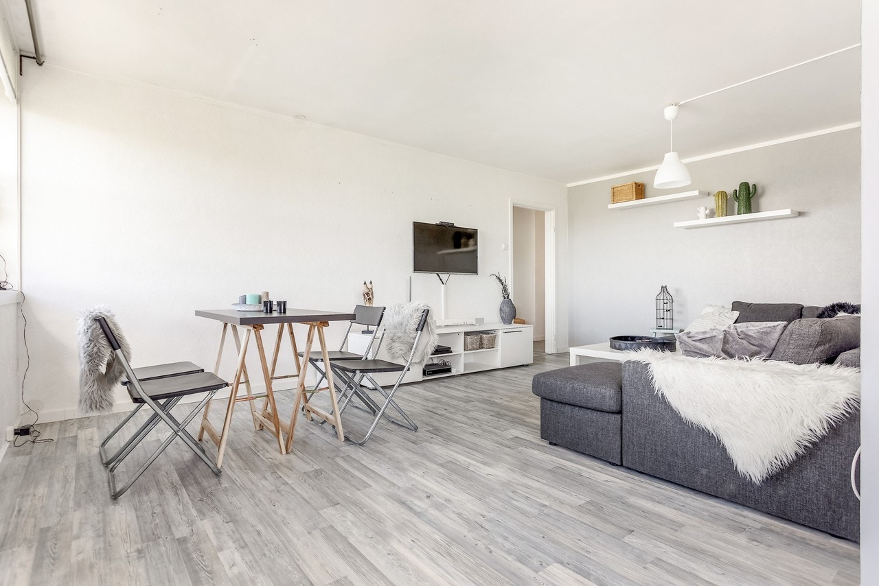 Leiligheten utnytter hver kvadratmeter maksimalt, og romfordelingen med store luftige rom gjør at du enkelt kan innrede etter eget ønske og behov Galleribilde