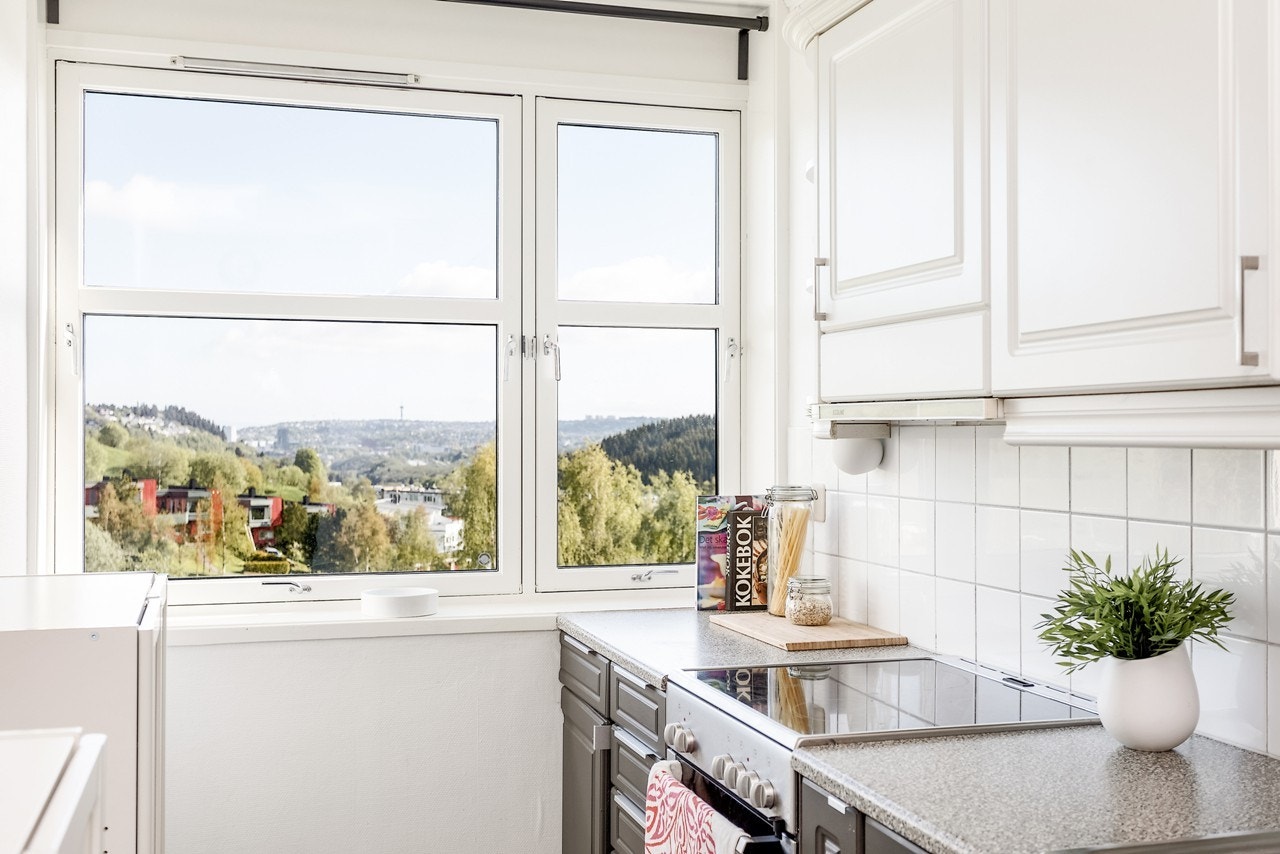 Fra den store vindusflaten på kjøkkenet har du flott utsikt, i tillegg til rikelig med lysinnslipp fra den store vindusflaten Galleribilde