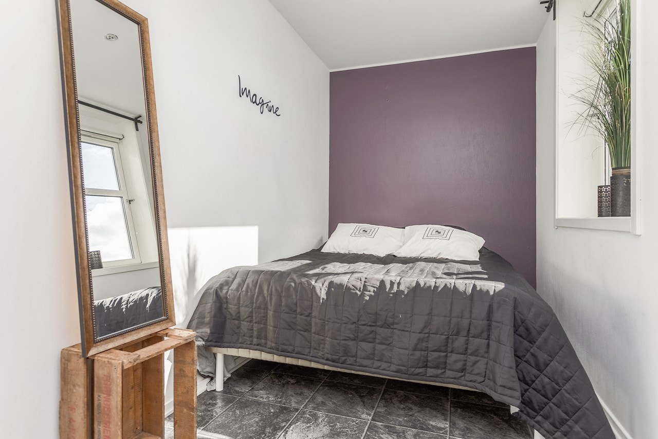 Soverommet har fått en lun og behagelig fondvegg som gir rommet dybde Galleribilde