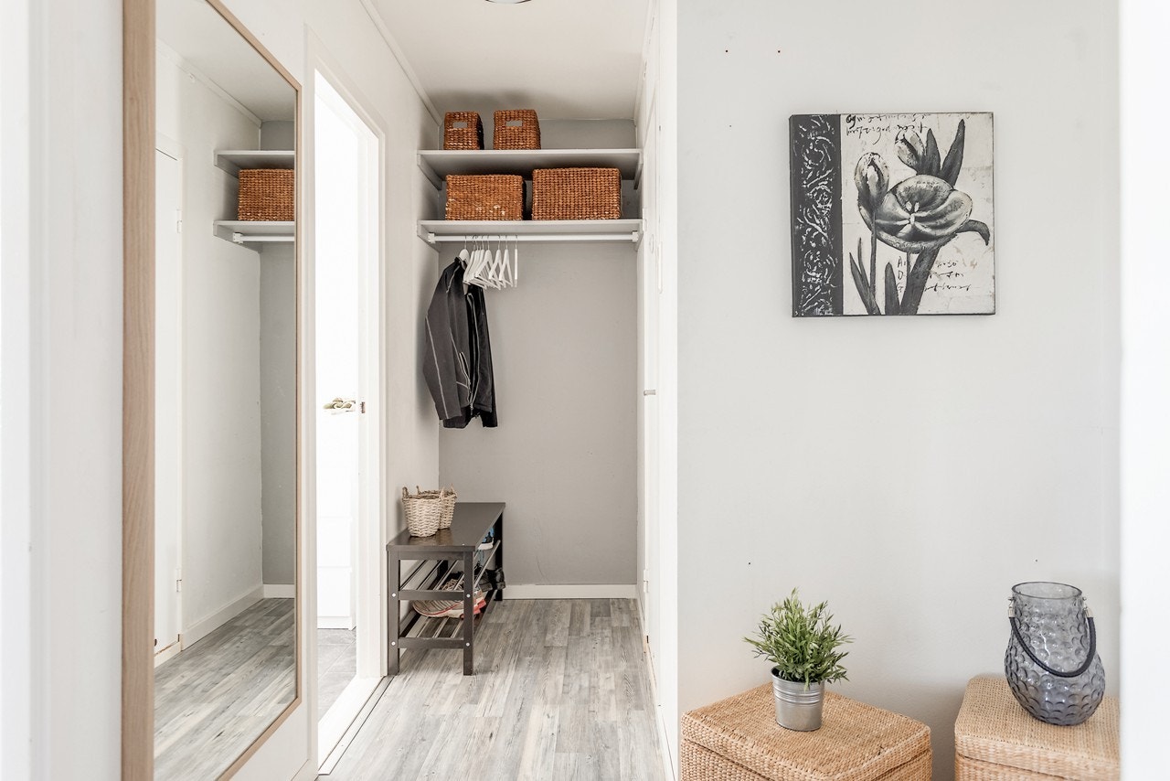 Her er det god plass for klesoppbevaring i hylle for smånips, i tillegg har leiligheten en egen walk-in garderobe i tilknytning til entreen Galleribilde