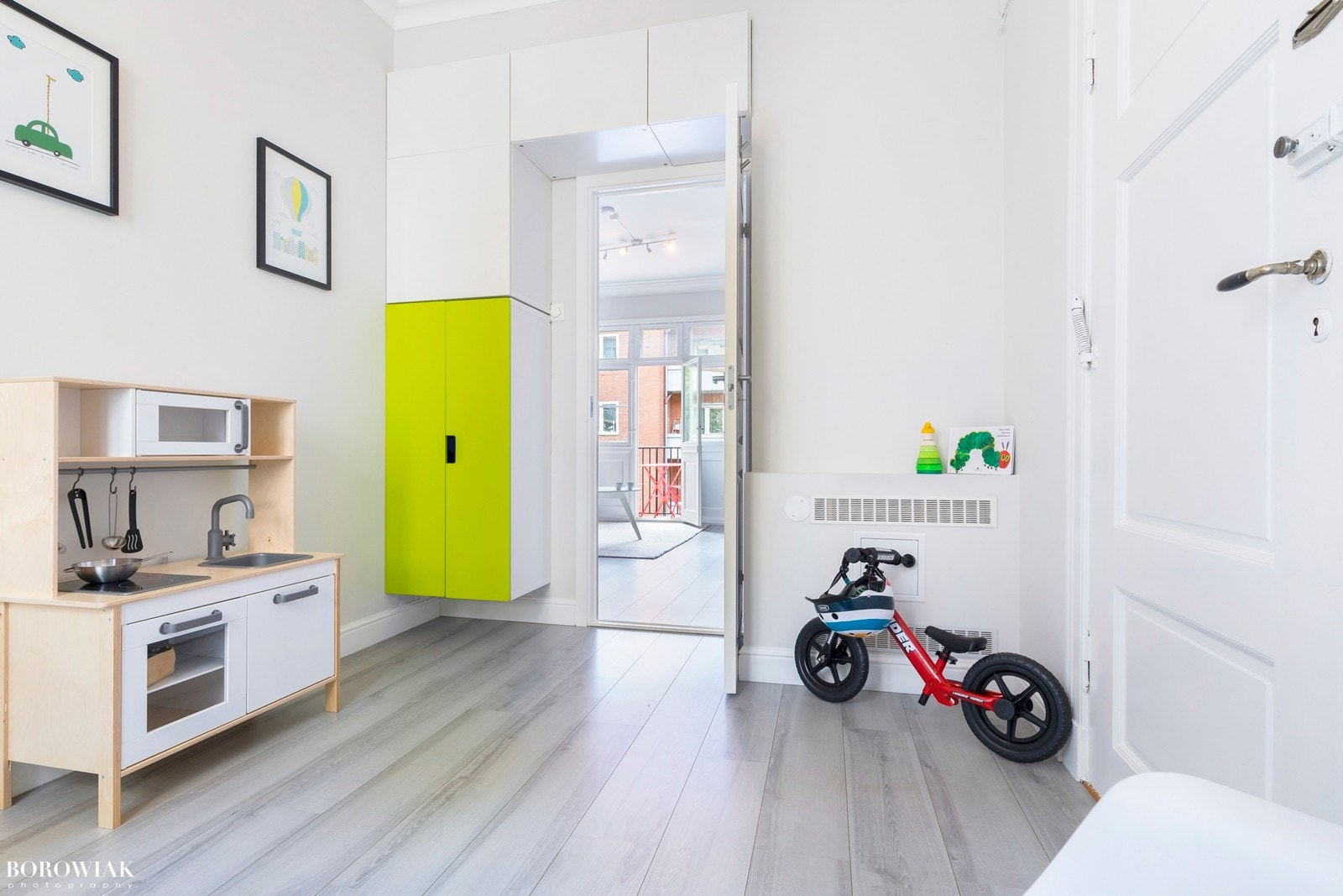 Takhøyden, materialvalg og store vindusflater går også igjen på soverom. Galleribilde