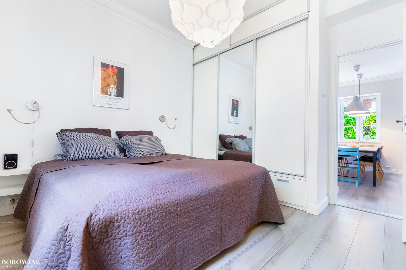 Soverommet har godt med plass for en stor dobbeltseng og er i tillegg utstyrt med en stor plassbygd garderobeseksjon fra gulv til tak som sikrer rikelig med plass til både klær og sko Galleribilde