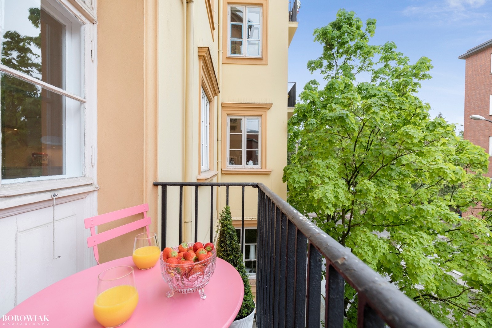 Fra stuen via orginale doble dører er det videre utgang til hyggelig balkong hvor en kan nyte solen fra morgen til ca.15 sommerstid iht. selger. Galleribilde