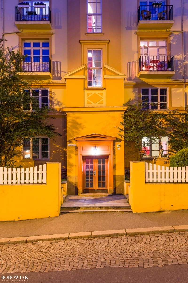 Klassisk ærverdig bygård fra 1932 med pent opparbeidet forhage med stakkittgjerde og prydbusker Galleribilde