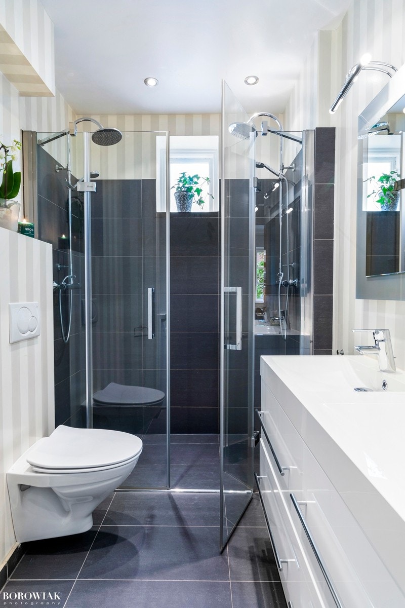 Sjeldent romslig baderom i delikat utførelse. Badet ble som resten av leiligheten pusset opp i 2010. Varmekabler i gulv og downlightsbelysning i tak Galleribilde
